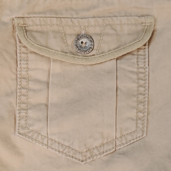 Levis Cargo capris🌹 - Picture 3 of 7